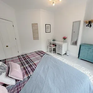 https://queens-park-view-1-bedroom.tophotelsbath.com