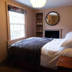 https://cosy-two-bedroom-cottage-with-sunny-courtyard-garden.tophotelsbath.com