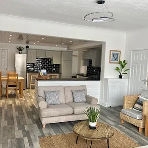 https://a-wave-from-it-all.hotelsin-chester.com