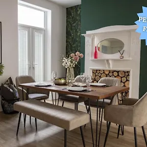 https://the-callie-by-sasco-apartments.hotelsin-chester.com